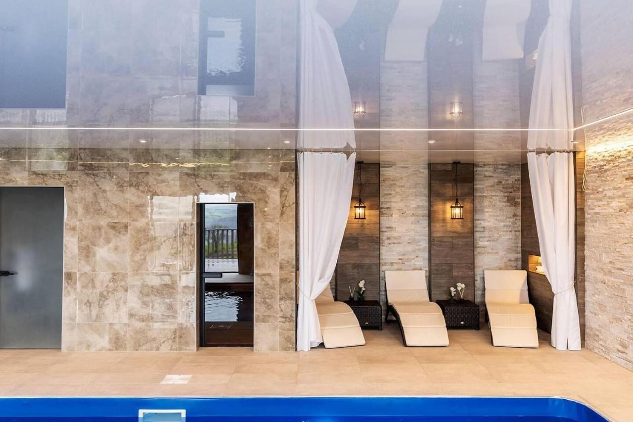 Clwyd Gate Manor Pool Sauna Hottub Cave Wales Рутин Екстериор снимка