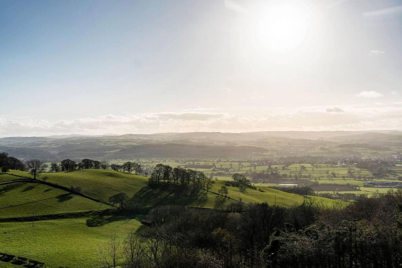 Clwyd Gate Manor Pool Sauna Hottub Cave Wales Рутин Екстериор снимка