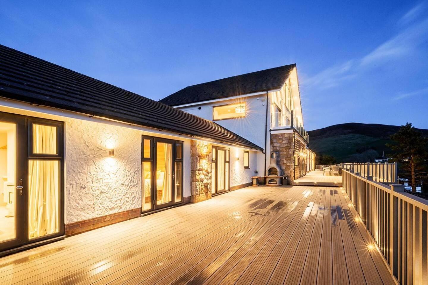 Clwyd Gate Manor Pool Sauna Hottub Cave Wales Рутин Екстериор снимка